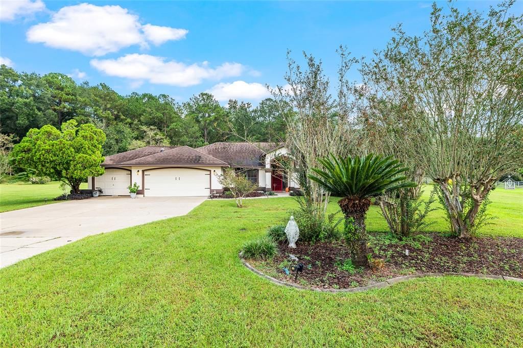 合同活跃: $440,000 (3 贝兹, 2 浴室, 2301 平方英尺)