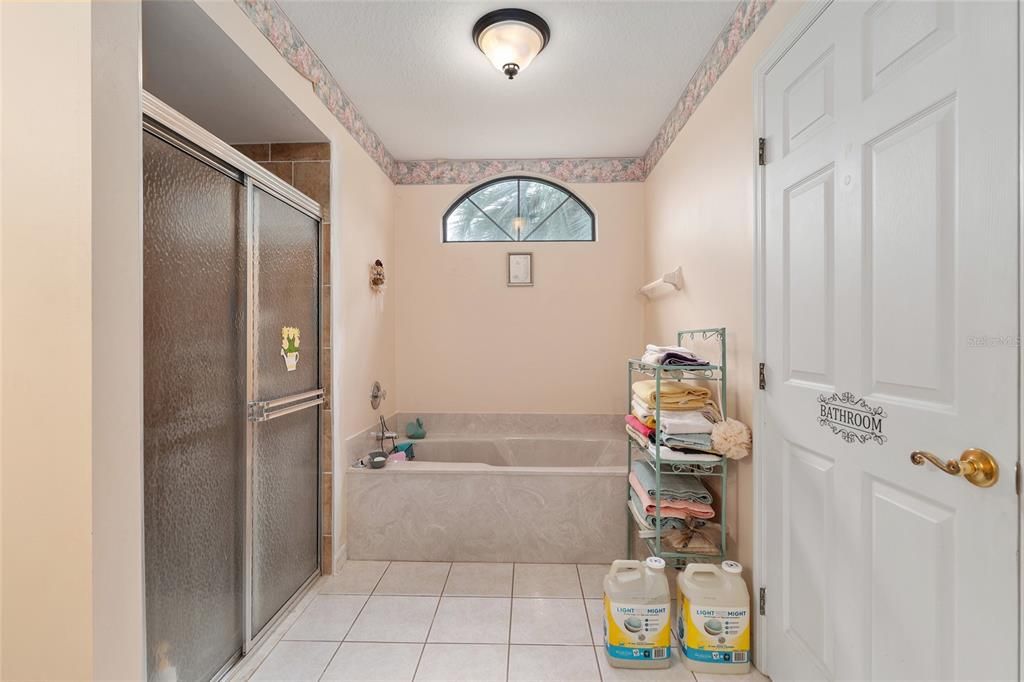 合同活跃: $440,000 (3 贝兹, 2 浴室, 2301 平方英尺)