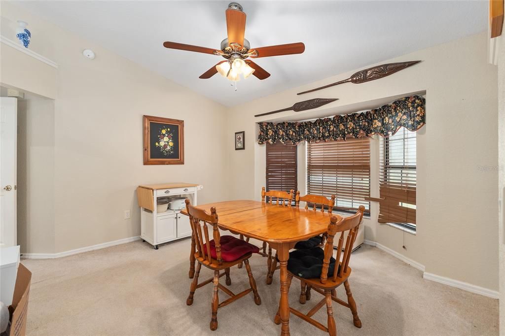 合同活跃: $440,000 (3 贝兹, 2 浴室, 2301 平方英尺)