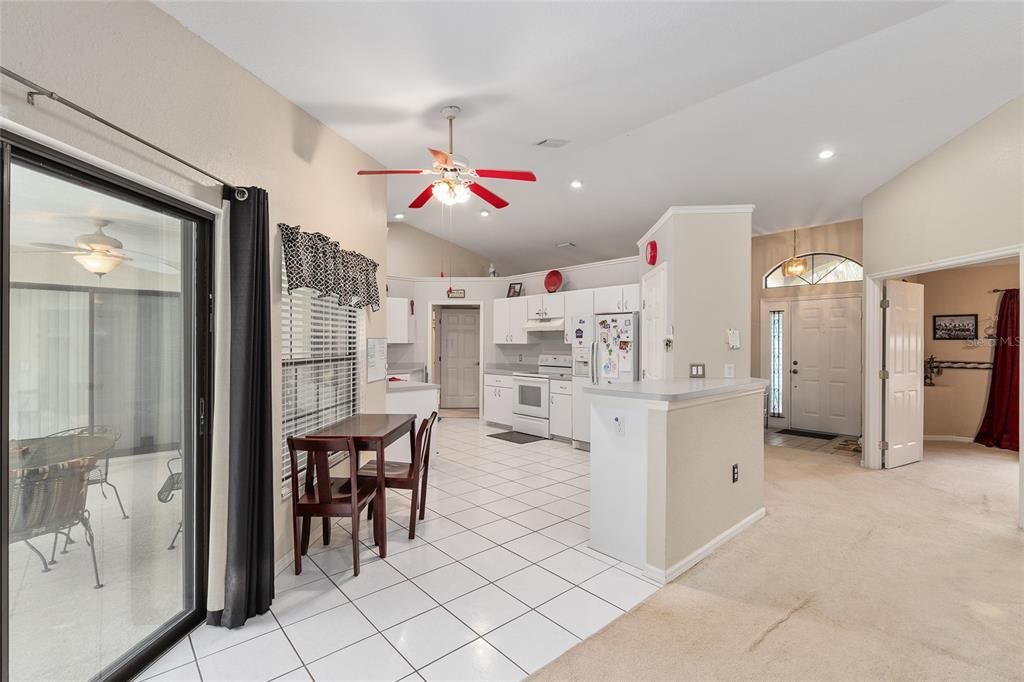 合同活跃: $440,000 (3 贝兹, 2 浴室, 2301 平方英尺)