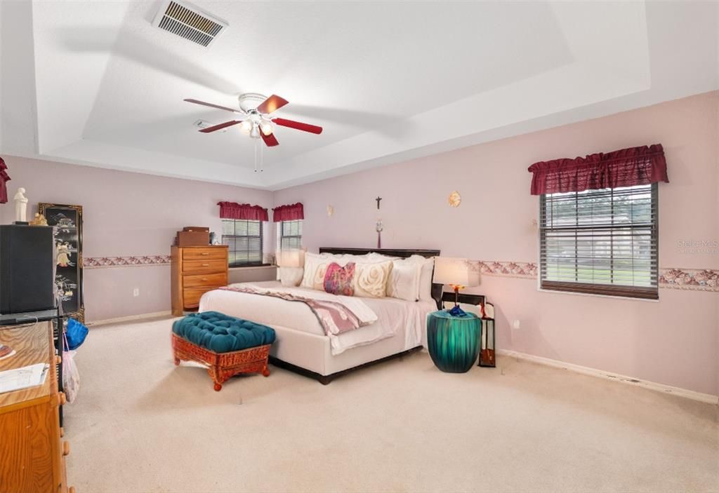 合同活跃: $440,000 (3 贝兹, 2 浴室, 2301 平方英尺)