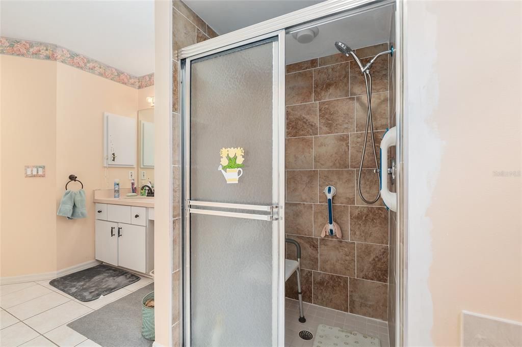 合同活跃: $440,000 (3 贝兹, 2 浴室, 2301 平方英尺)