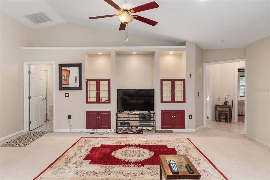 合同活跃: $440,000 (3 贝兹, 2 浴室, 2301 平方英尺)