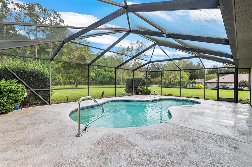 合同活跃: $440,000 (3 贝兹, 2 浴室, 2301 平方英尺)