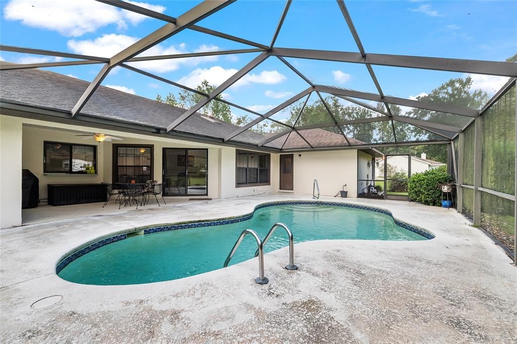 合同活跃: $440,000 (3 贝兹, 2 浴室, 2301 平方英尺)