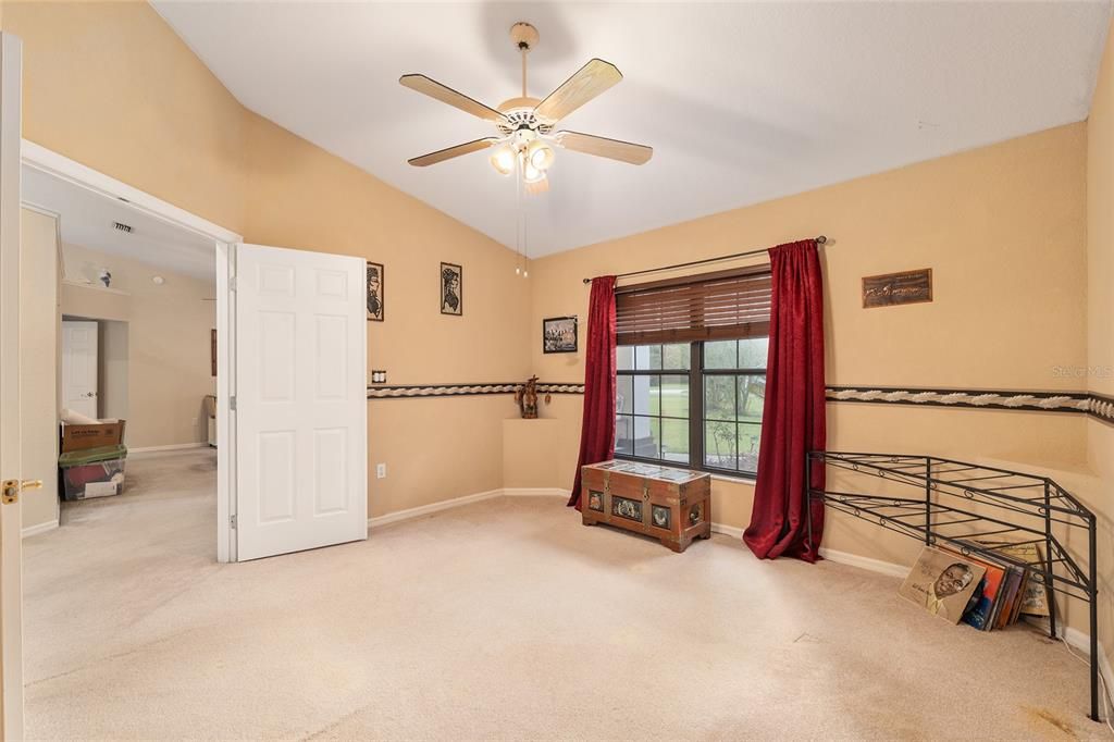 合同活跃: $440,000 (3 贝兹, 2 浴室, 2301 平方英尺)