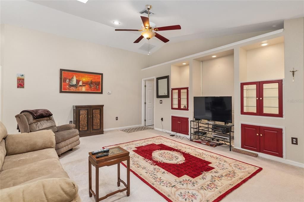 合同活跃: $440,000 (3 贝兹, 2 浴室, 2301 平方英尺)