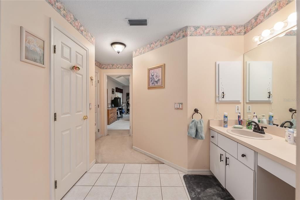 合同活跃: $440,000 (3 贝兹, 2 浴室, 2301 平方英尺)