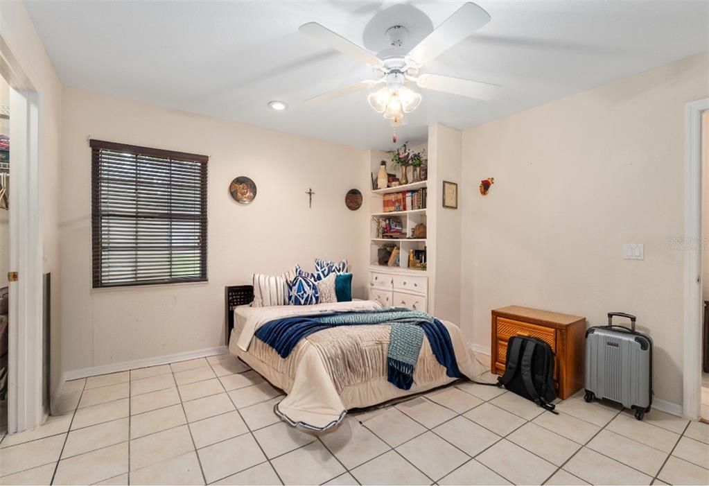 合同活跃: $440,000 (3 贝兹, 2 浴室, 2301 平方英尺)