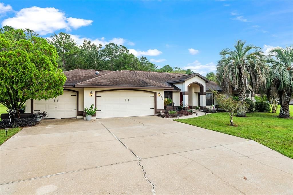 合同活跃: $440,000 (3 贝兹, 2 浴室, 2301 平方英尺)