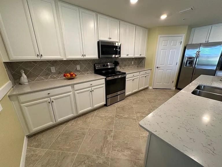 В аренду: $3,000 (3 спален, 2 ванн, 1706 Квадратных фут)