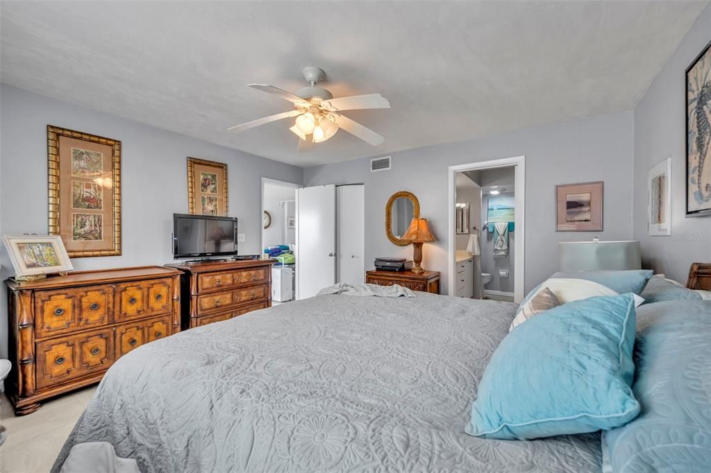 For Sale: $395,000 (2 beds, 2 baths, 1056 Square Feet)