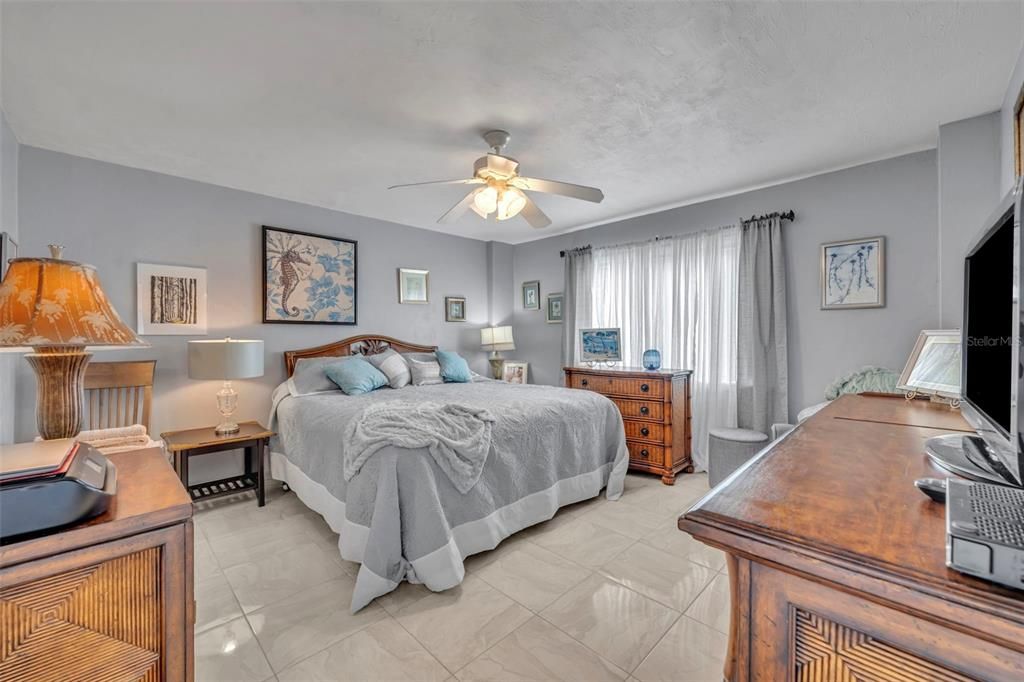 For Sale: $395,000 (2 beds, 2 baths, 1056 Square Feet)