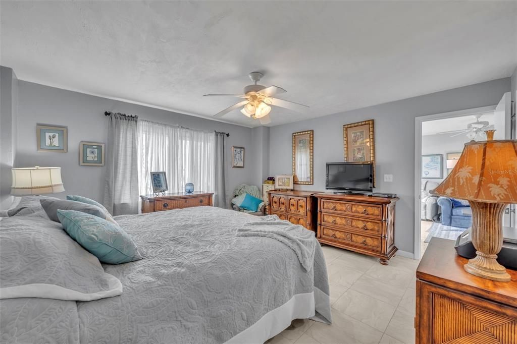 For Sale: $395,000 (2 beds, 2 baths, 1056 Square Feet)