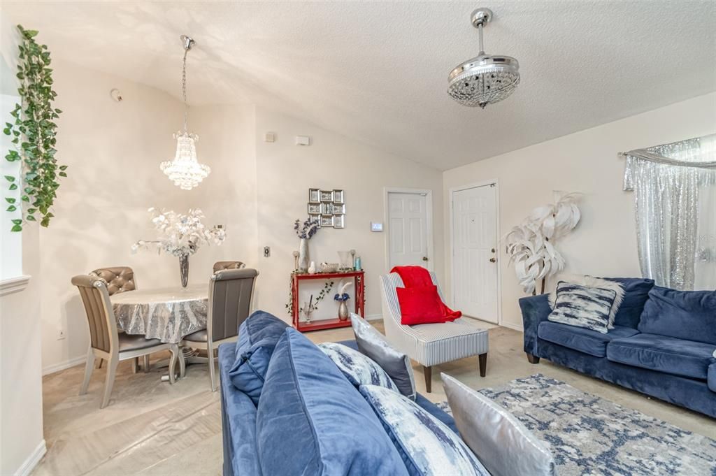 合同活跃: $278,000 (3 贝兹, 2 浴室, 1170 平方英尺)