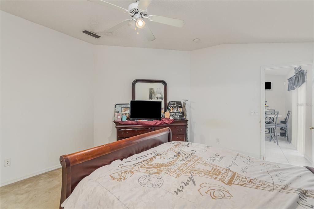 合同活跃: $278,000 (3 贝兹, 2 浴室, 1170 平方英尺)