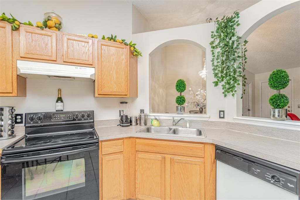 合同活跃: $278,000 (3 贝兹, 2 浴室, 1170 平方英尺)