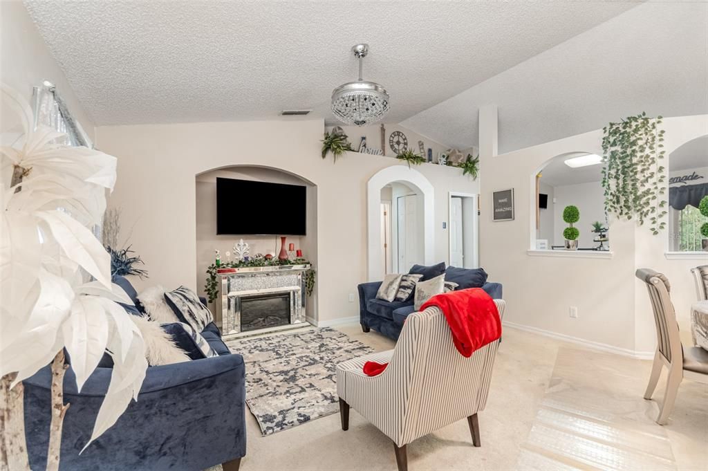 合同活跃: $278,000 (3 贝兹, 2 浴室, 1170 平方英尺)