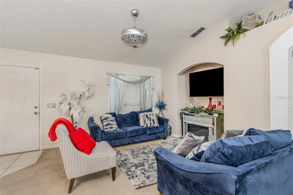 合同活跃: $278,000 (3 贝兹, 2 浴室, 1170 平方英尺)