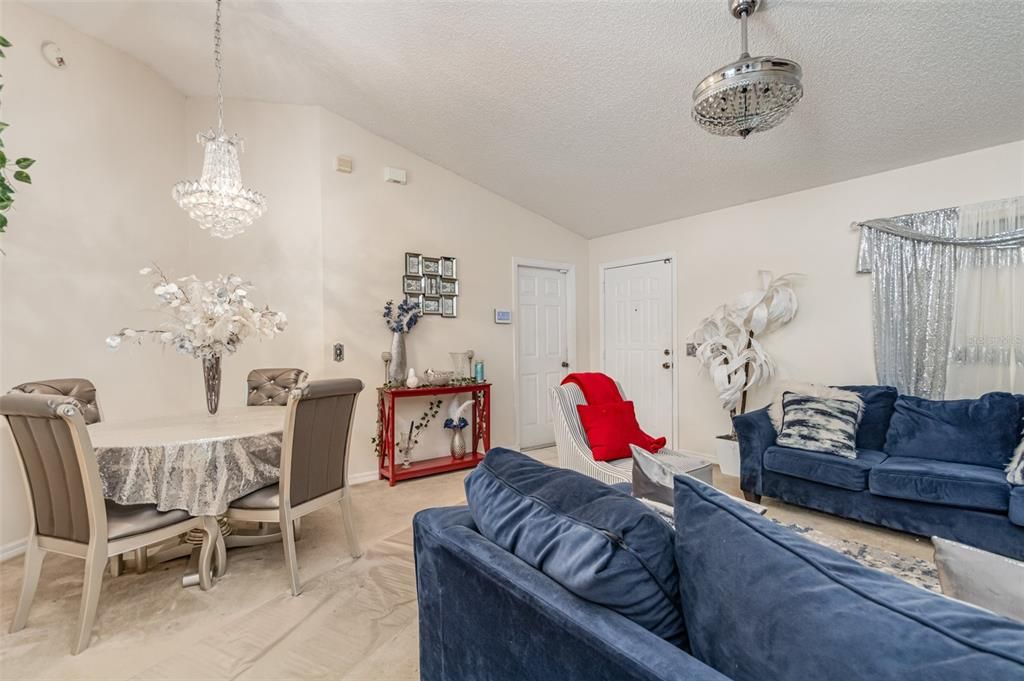 合同活跃: $278,000 (3 贝兹, 2 浴室, 1170 平方英尺)