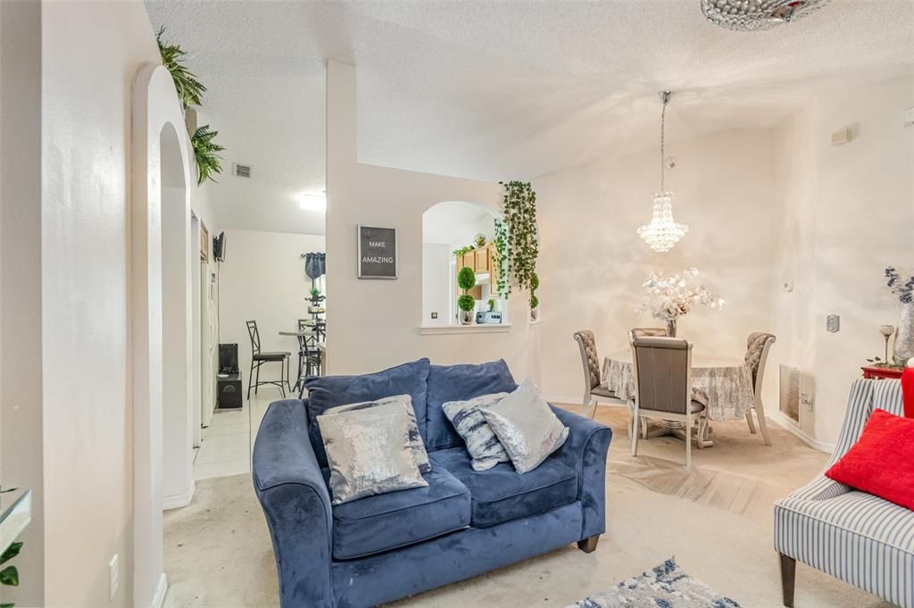 合同活跃: $278,000 (3 贝兹, 2 浴室, 1170 平方英尺)