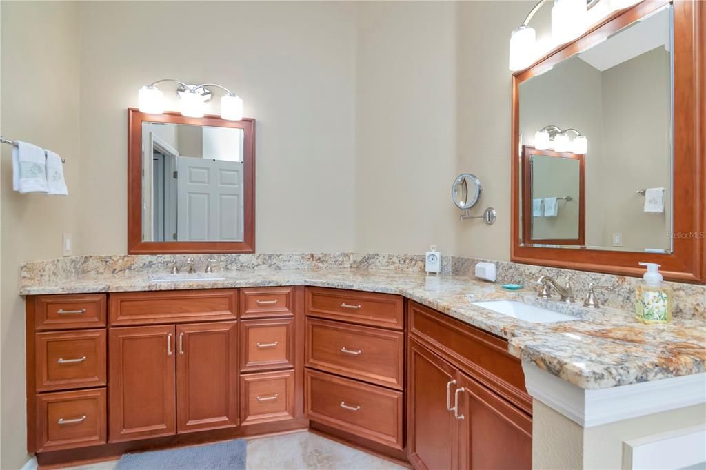 Под контрактом: $380,000 (3 спален, 2 ванн, 1713 Квадратных фут)