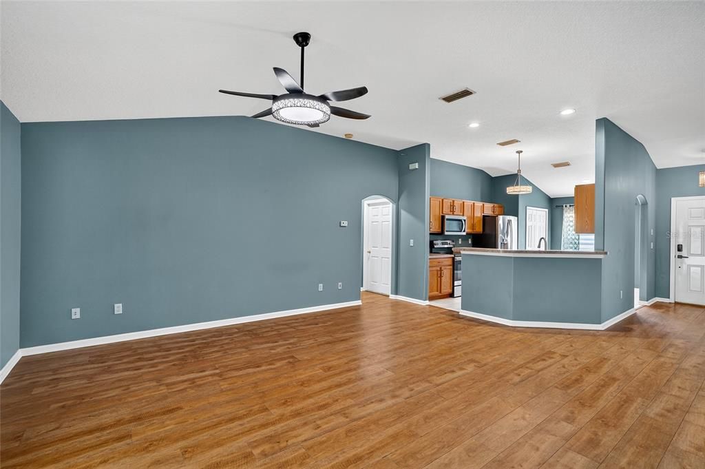 合同活跃: $349,900 (3 贝兹, 2 浴室, 1520 平方英尺)