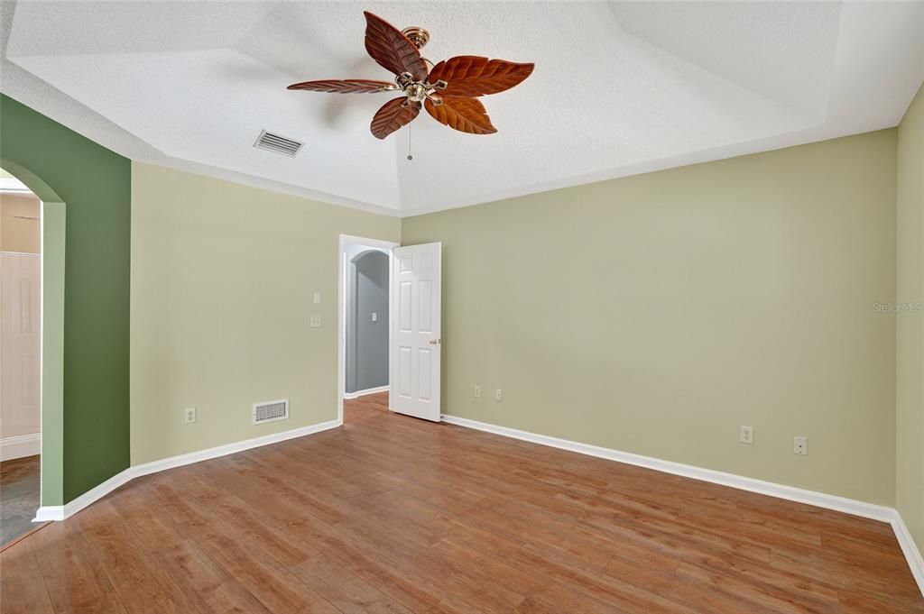 合同活跃: $349,900 (3 贝兹, 2 浴室, 1520 平方英尺)