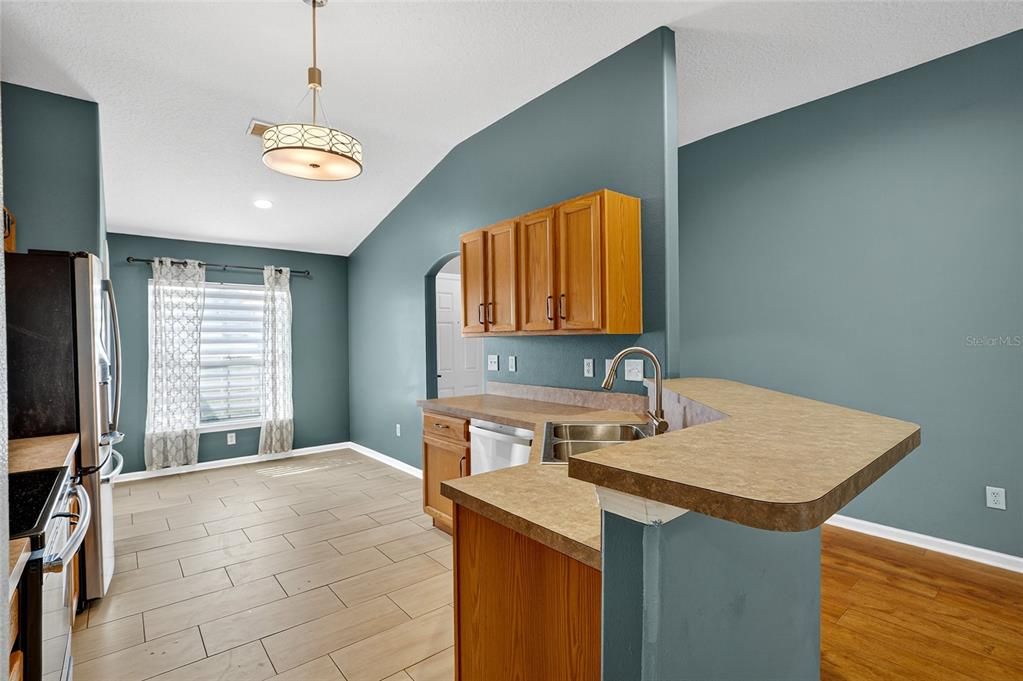 合同活跃: $349,900 (3 贝兹, 2 浴室, 1520 平方英尺)