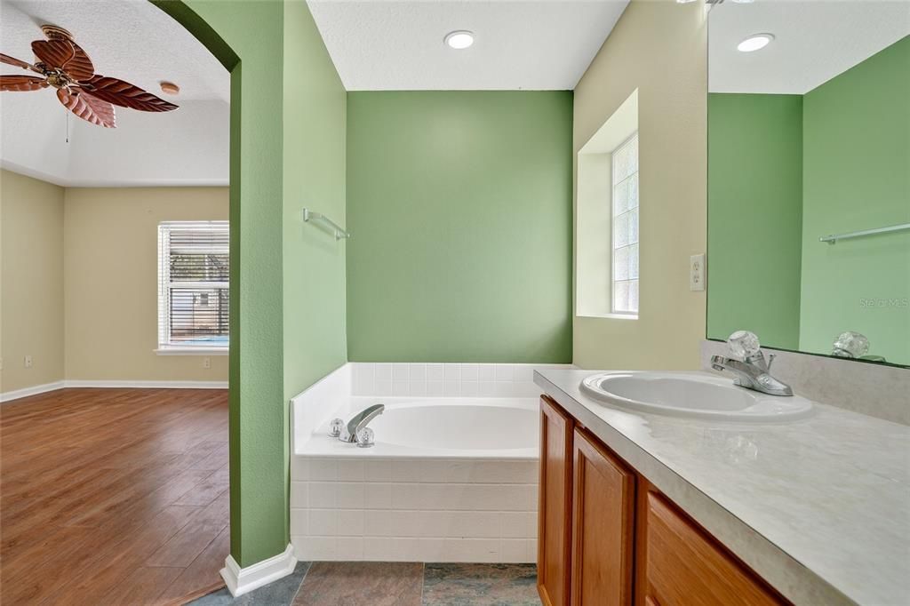 合同活跃: $349,900 (3 贝兹, 2 浴室, 1520 平方英尺)