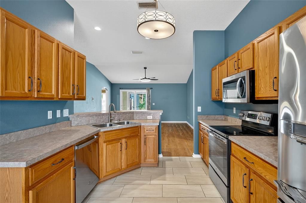 合同活跃: $349,900 (3 贝兹, 2 浴室, 1520 平方英尺)