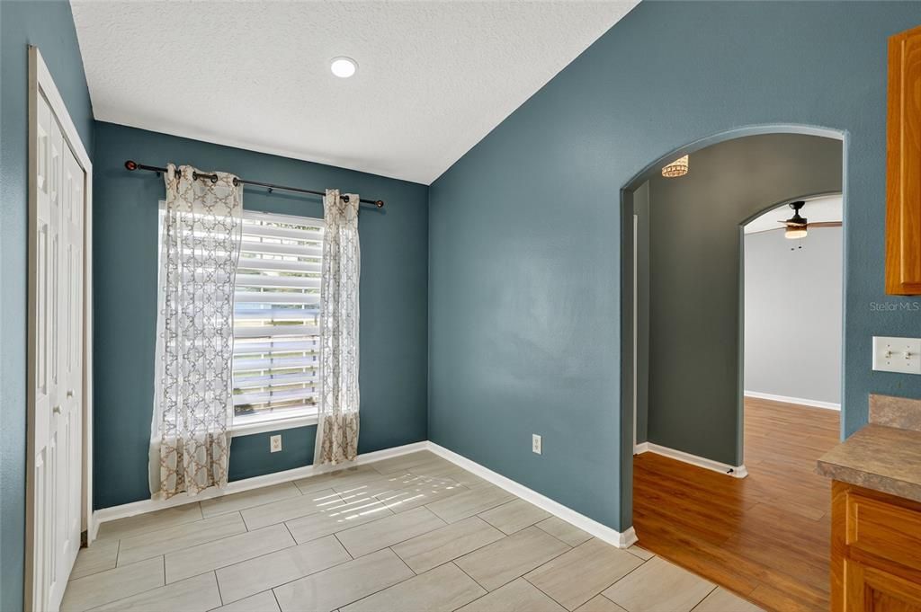 合同活跃: $349,900 (3 贝兹, 2 浴室, 1520 平方英尺)