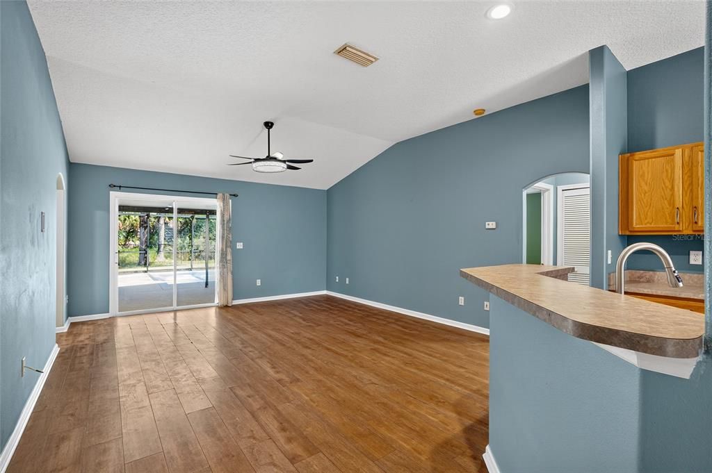 合同活跃: $349,900 (3 贝兹, 2 浴室, 1520 平方英尺)