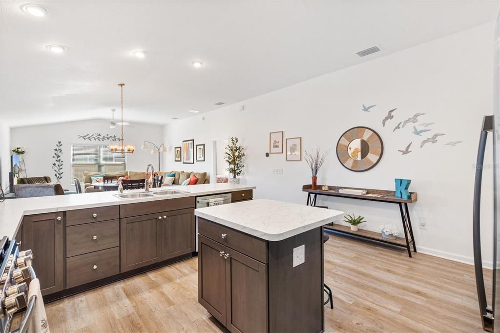 For Sale: $314,900 (2 beds, 2 baths, 1300 Square Feet)