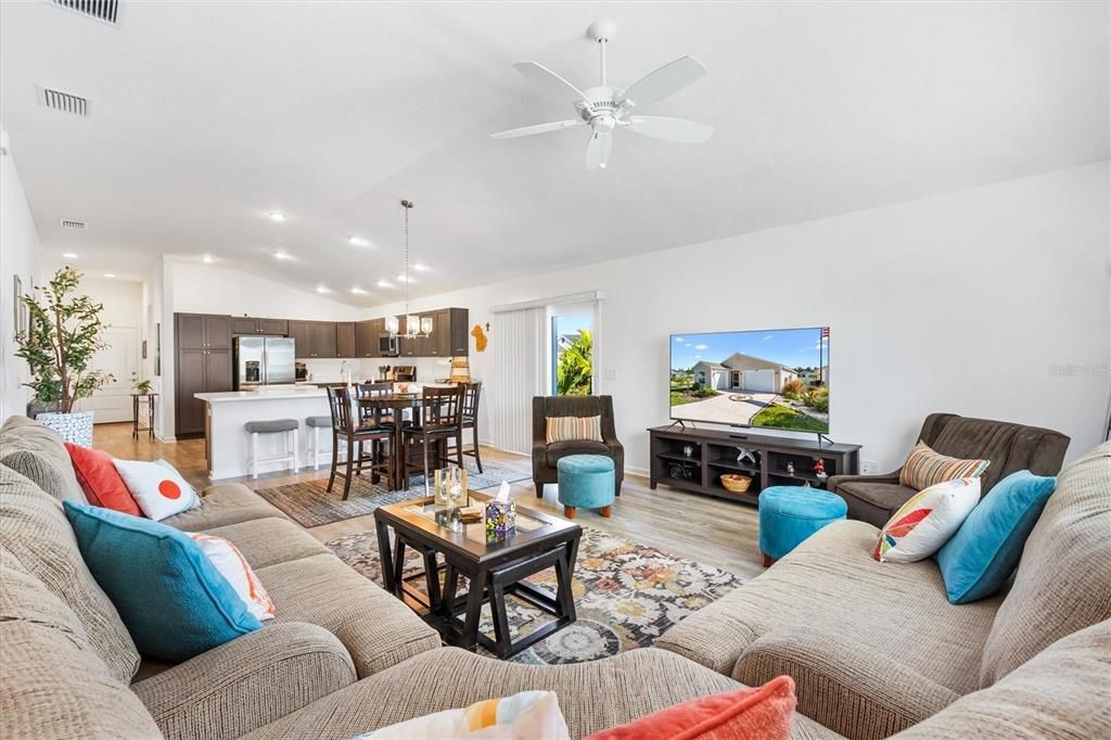 For Sale: $314,900 (2 beds, 2 baths, 1300 Square Feet)