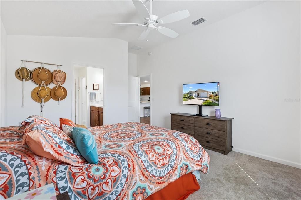 For Sale: $314,900 (2 beds, 2 baths, 1300 Square Feet)