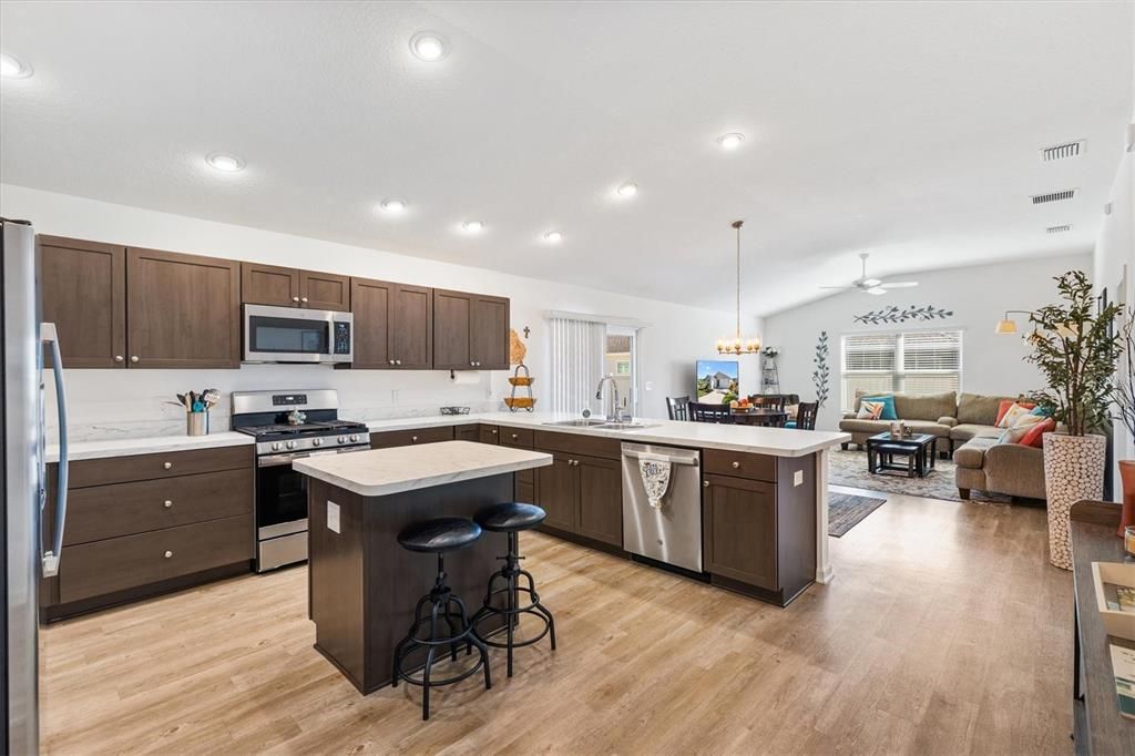 For Sale: $314,900 (2 beds, 2 baths, 1300 Square Feet)