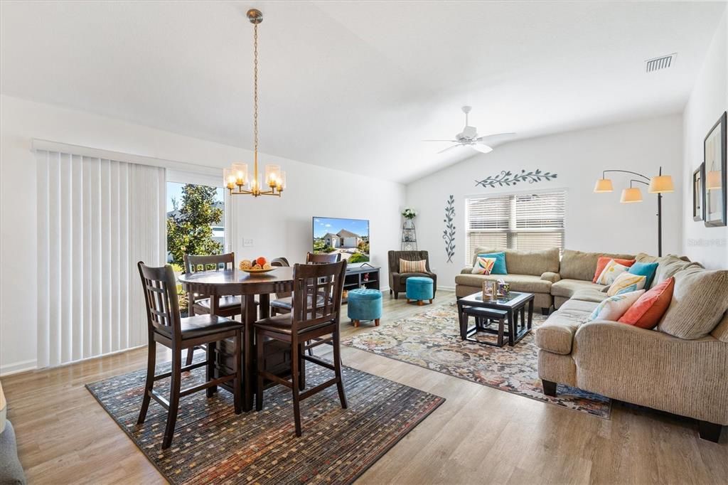 For Sale: $314,900 (2 beds, 2 baths, 1300 Square Feet)