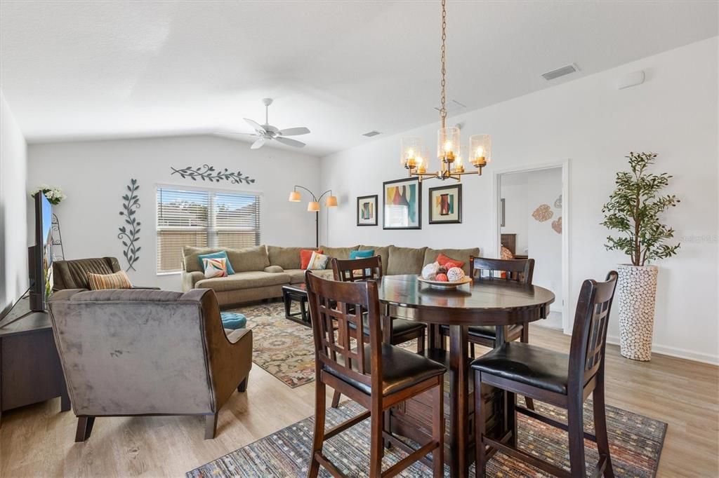 For Sale: $314,900 (2 beds, 2 baths, 1300 Square Feet)