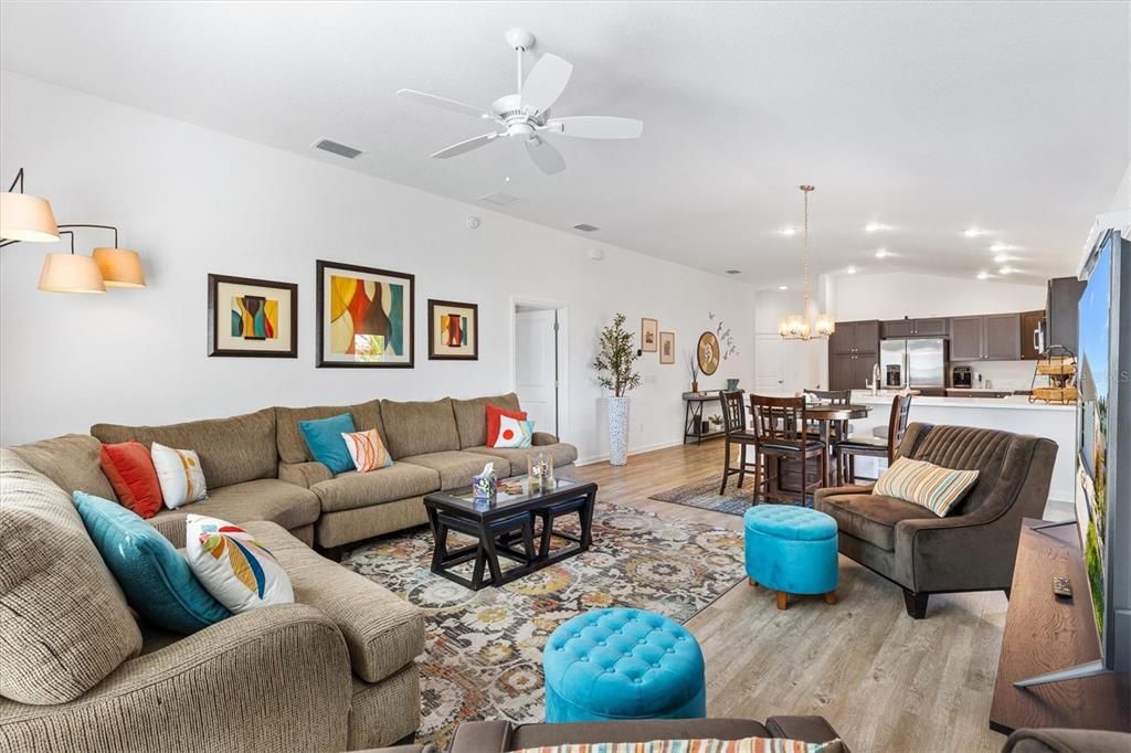 For Sale: $314,900 (2 beds, 2 baths, 1300 Square Feet)