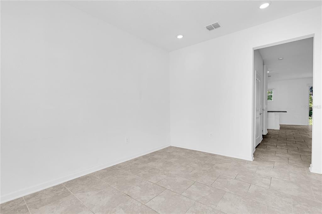 合同活跃: $2,000 (3 贝兹, 2 浴室, 1672 平方英尺)