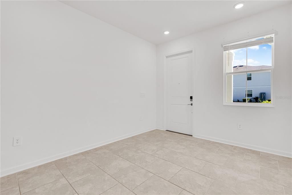 合同活跃: $2,000 (3 贝兹, 2 浴室, 1672 平方英尺)