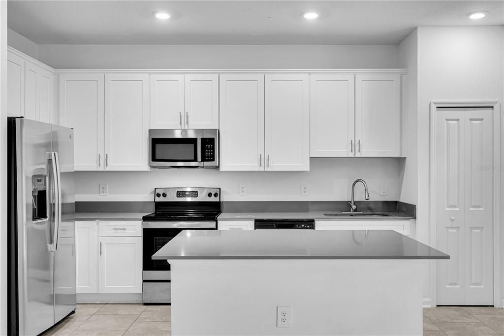 合同活跃: $2,000 (3 贝兹, 2 浴室, 1672 平方英尺)