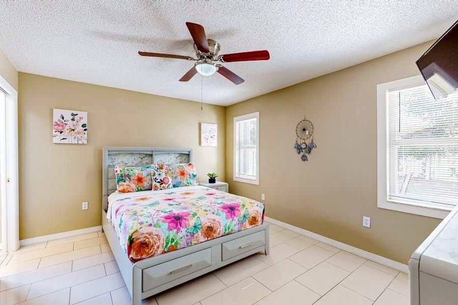 For Rent: $2,800 (3 beds, 2 baths, 1800 Square Feet)