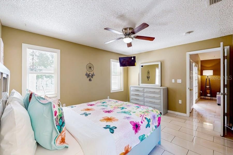 For Rent: $2,800 (3 beds, 2 baths, 1800 Square Feet)