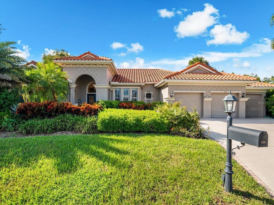 For Sale: $817,000 (4 beds, 3 baths, 2555 Square Feet)