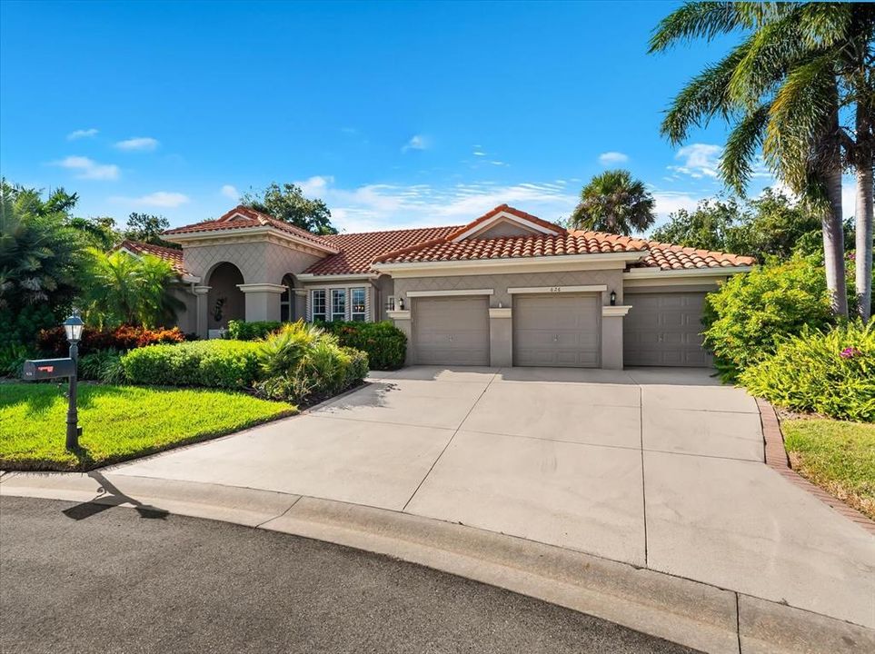 For Sale: $817,000 (4 beds, 3 baths, 2555 Square Feet)