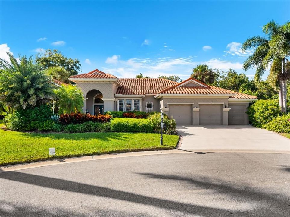 For Sale: $817,000 (4 beds, 3 baths, 2555 Square Feet)