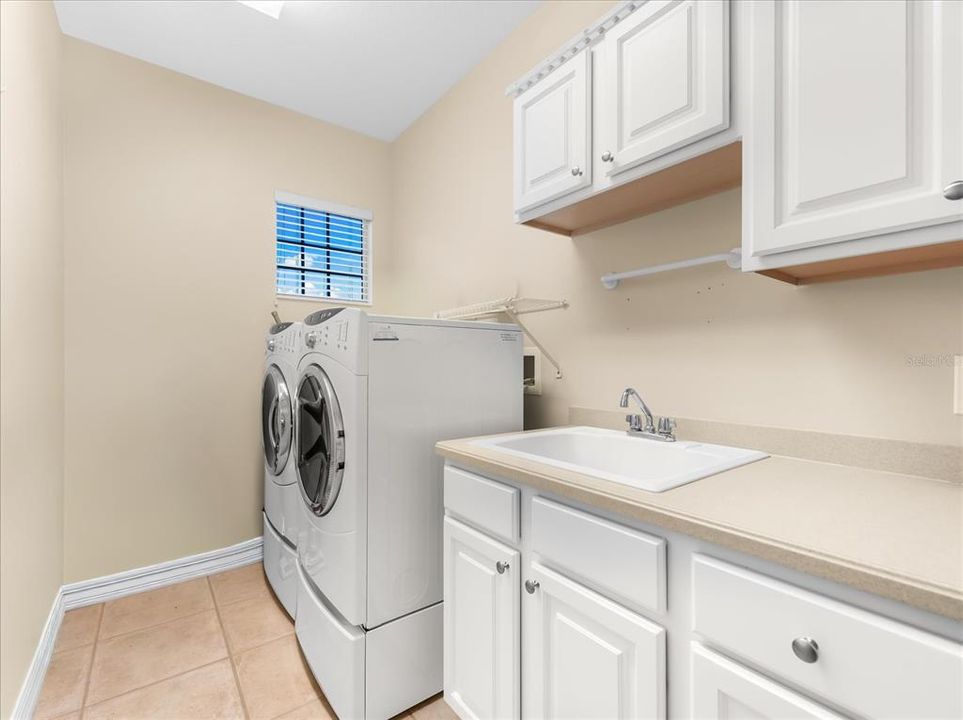 For Sale: $817,000 (4 beds, 3 baths, 2555 Square Feet)