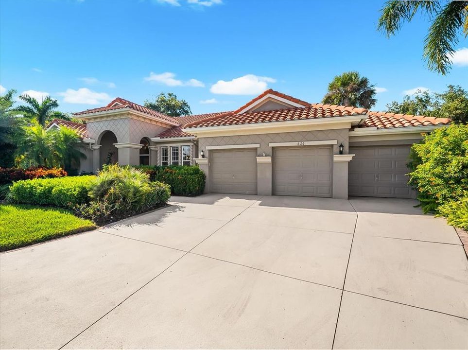 For Sale: $817,000 (4 beds, 3 baths, 2555 Square Feet)